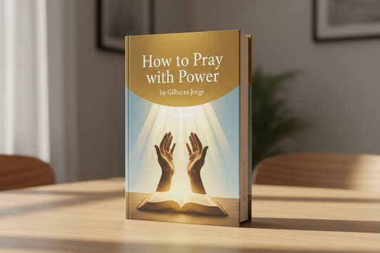 Livro How to Pray with Power em pé na mesa