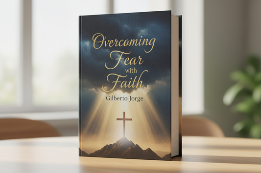 Livro Overcoming Fear with Faith em pé na mesa